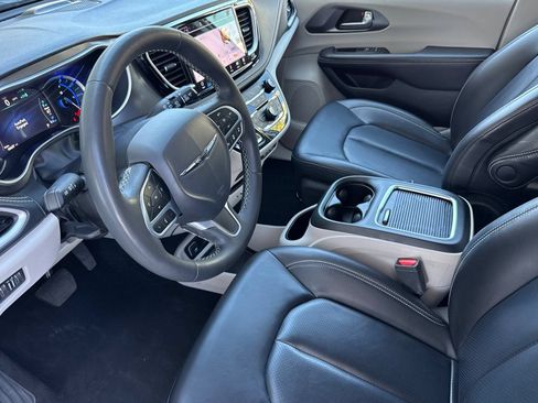 Used 2024 Chrysler Pacifica Limited FWD image 9