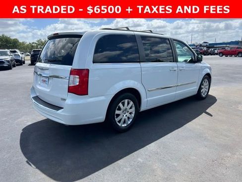 Used 2015 Chrysler Town & Country Touring image 6
