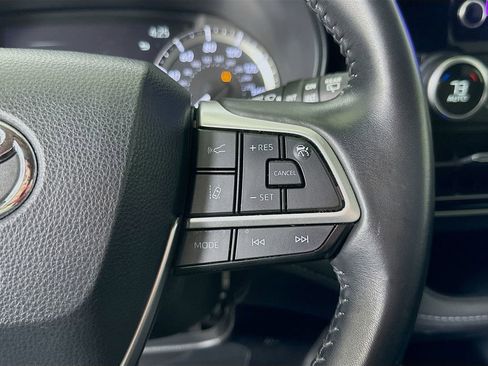 Used 2024 Toyota Highlander LE image 24