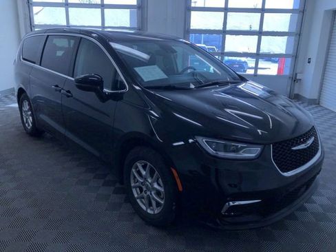 Used 2024 Chrysler Pacifica Touring-L image 35