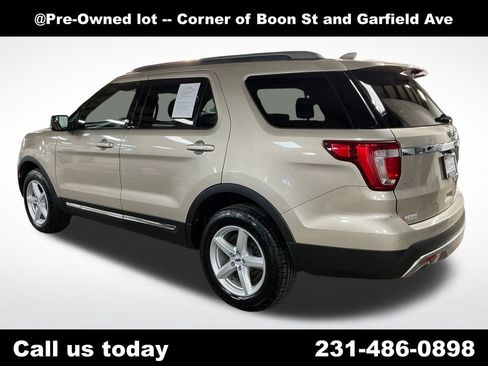 Used 2017 Ford Explorer XLT w/ Equipment Group 202A AWD/4WD image 3