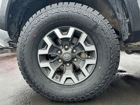 Used 2022 Toyota Tacoma TRD Off-Road image 11