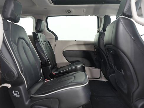 Used 2024 Chrysler Pacifica Limited image 11