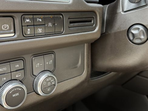 Used 2023 GMC Yukon XL SLT w/ SLT Luxury Package image 4