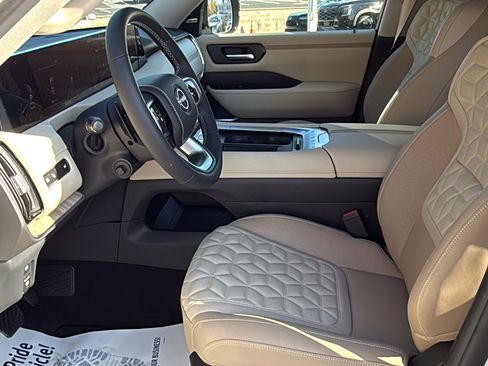 Certified 2025 Nissan Armada Platinum Reserve image 19