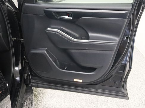 Used 2022 Toyota Highlander XLE FWD image 39