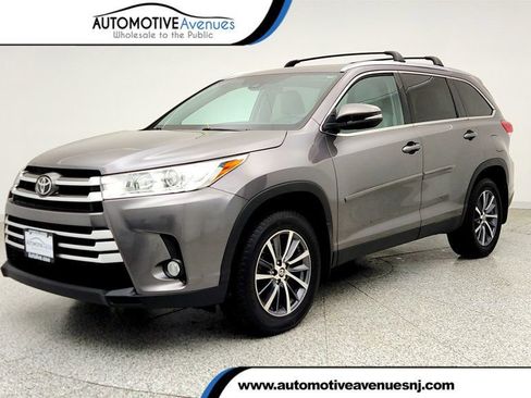 Used 2019 Toyota Highlander XLE AWD/4WD image 1