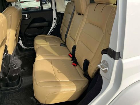 Used 2018 Jeep Wrangler Unlimited Sahara image 17