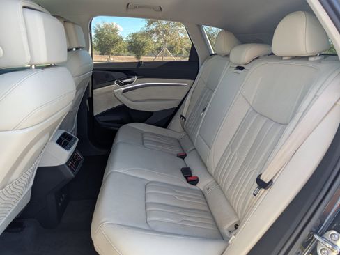 Used 2019 Audi e-tron Prestige w/ Prestige Package image 17