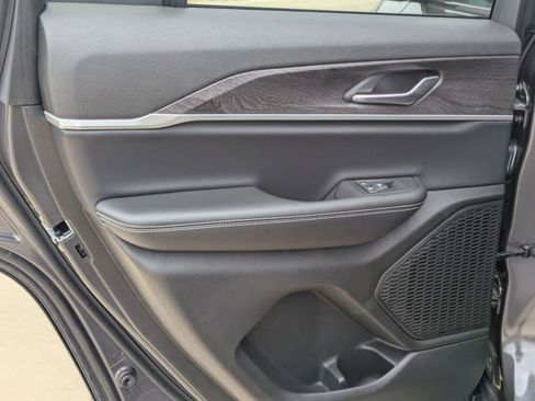 Used 2025 Jeep Grand Cherokee Limited w/ Black Appearance Package image 14