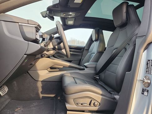 New 2026 Porsche Macan 4 Electric image 5