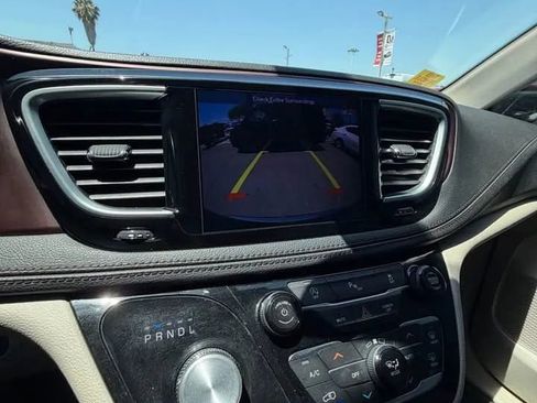 Used 2018 Chrysler Pacifica Limited FWD image 9