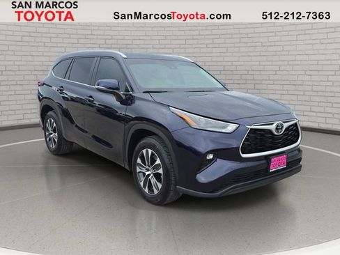 Used 2025 Toyota Highlander XLE image 3