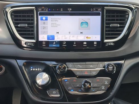 Used 2025 Chrysler Pacifica Select image 18