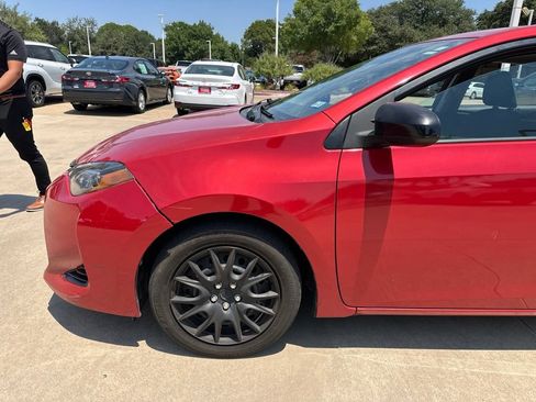 Used 2018 Toyota Corolla LE FWD image 2