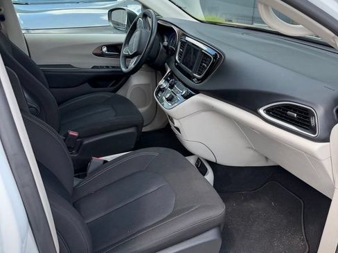 Used 2023 Chrysler Voyager LX FWD image 7
