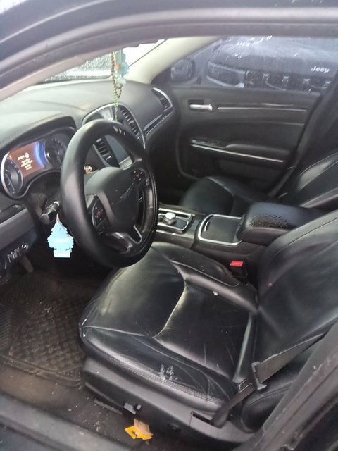 Used 2015 Chrysler 300 Limited RWD image 6