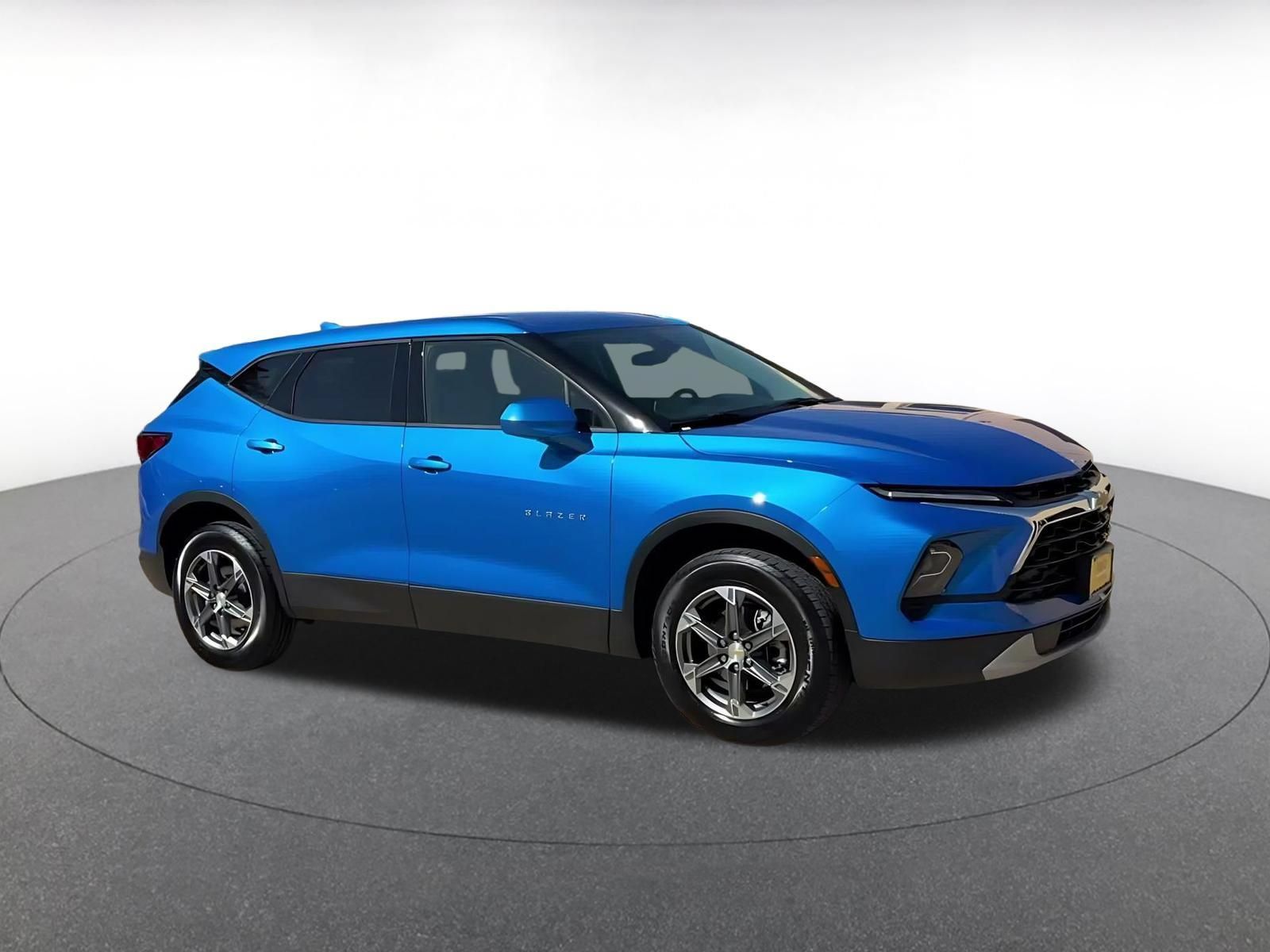 Used 2026 Chevrolet Blazer LT FWD image 2