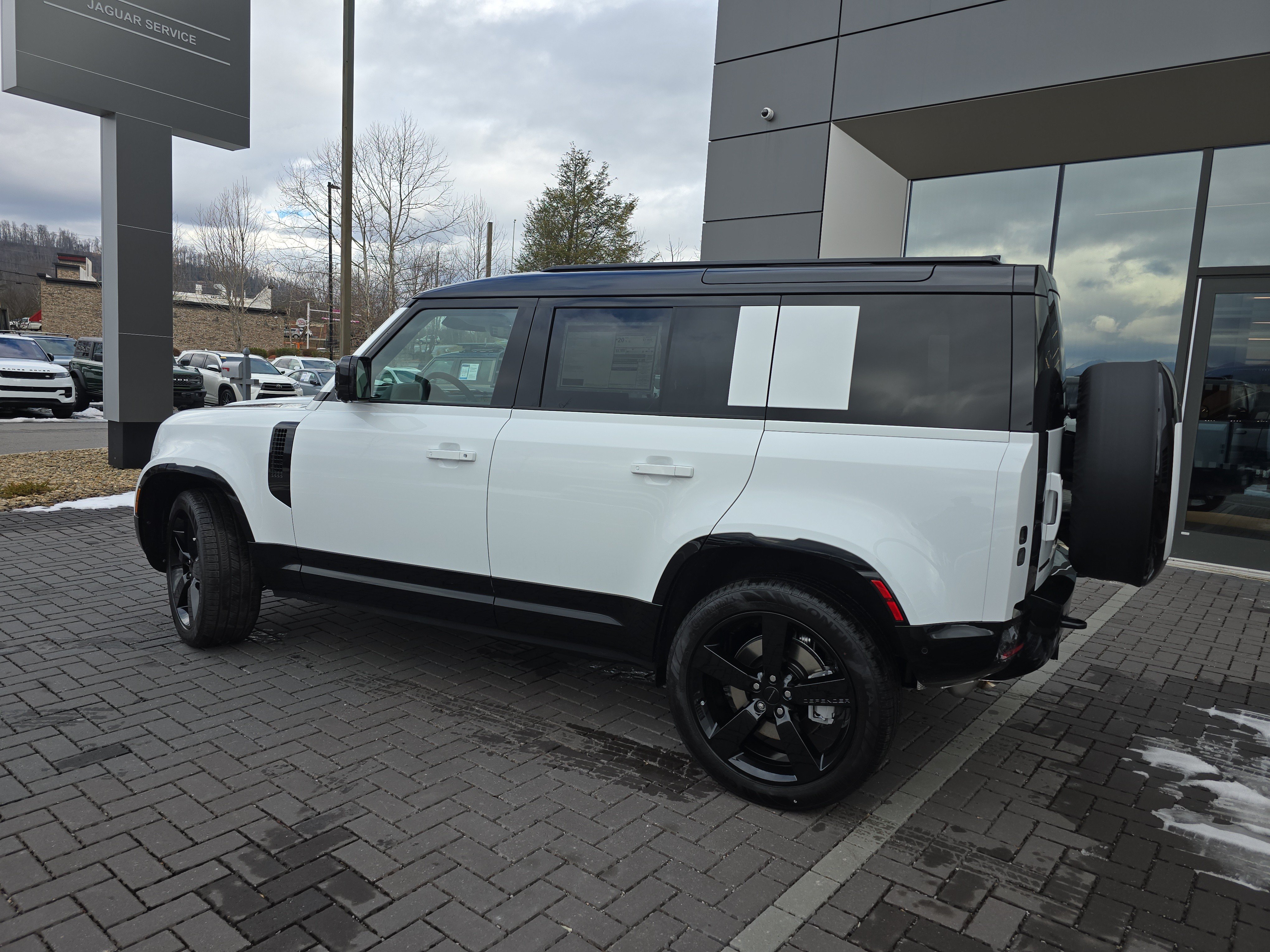 Certified 2026 Land Rover Defender 110 X-Dynamic SE AWD/4WD image 8