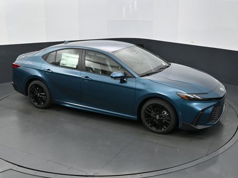 Used 2025 Toyota Camry SE image 35