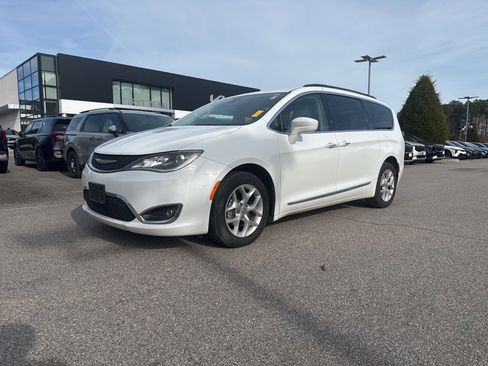 Used 2017 Chrysler Pacifica Touring-L w/ Tire & Wheel Group image 2