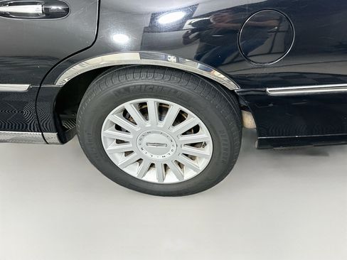 Used 2005 Lincoln Town Car Signature Limited RWD image 11