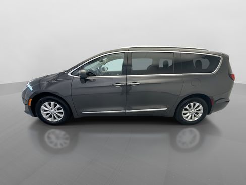 Used 2019 Chrysler Pacifica Touring-L FWD image 2