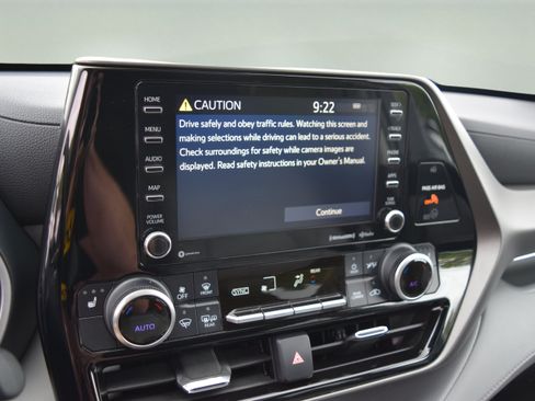 Used 2021 Toyota Highlander XLE AWD/4WD image 16