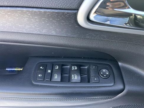 Used 2017 Jeep Grand Cherokee Altitude image 6