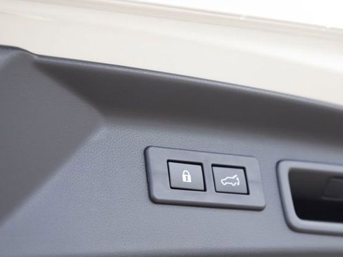 Used 2025 Subaru Forester Premium image 6