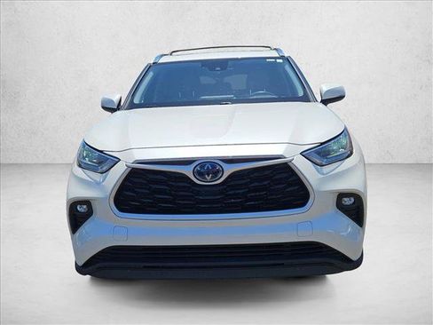 Used 2020 Toyota Highlander XLE FWD image 2