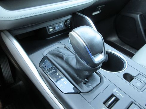 Used 2022 Toyota Highlander XLE AWD/4WD image 29