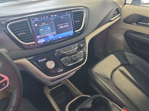 Used 2023 Chrysler Pacifica Touring-L FWD image 12