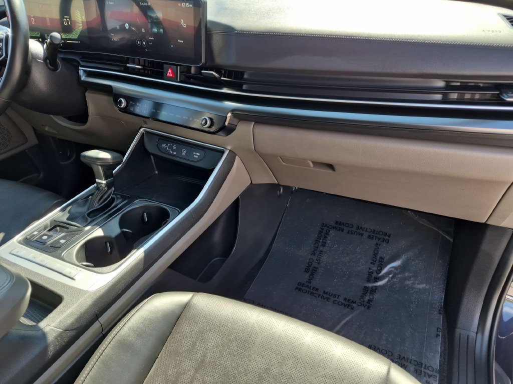 Used 2025 Kia Carnival FWD image 32