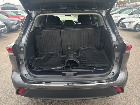Used 2022 Toyota Highlander LE image 8