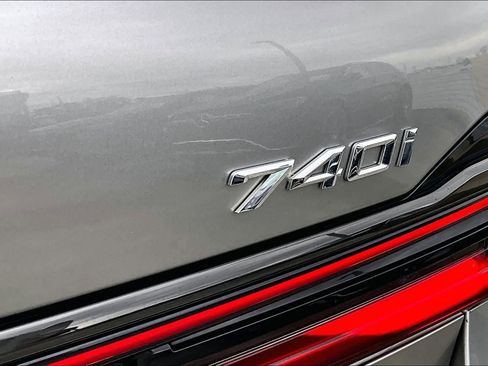 Used 2022 BMW 740i w/ M Sport Package image 29