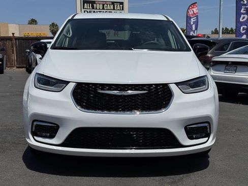 Used 2024 Chrysler Pacifica Touring-L FWD image 5