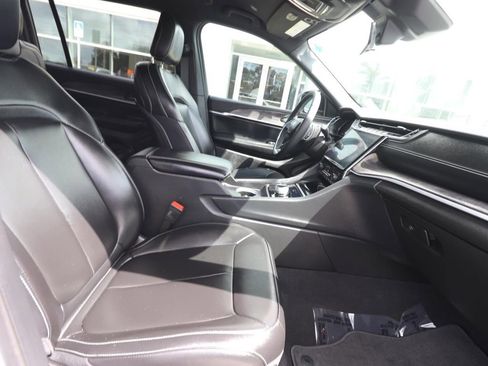 Used 2025 Jeep Grand Cherokee L Limited w/ Black Appearance Package image 15