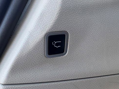 Used 2023 Chrysler Pacifica Touring-L image 30