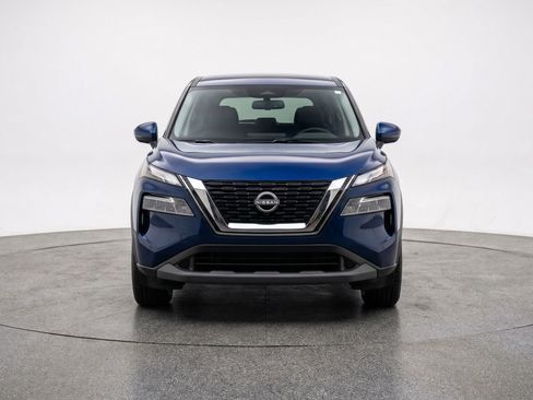 Used 2025 Nissan Rogue SV image 2