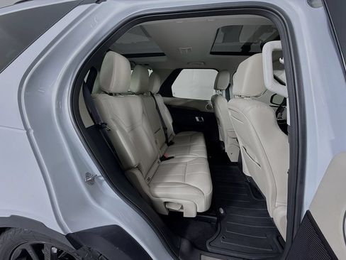 Used 2018 Land Rover Discovery HSE AWD/4WD image 29