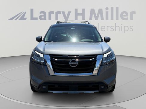 Used 2022 Nissan Pathfinder Platinum w/ Cargo Package FWD image 8