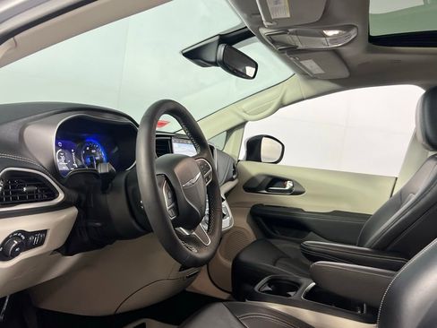 Used 2023 Chrysler Pacifica Touring-L w/ Uconnect Theater Family Group image 18