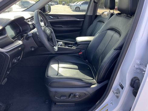 Used 2023 Jeep Grand Cherokee Limited w/ Luxury Tech Group II AWD/4WD image 7