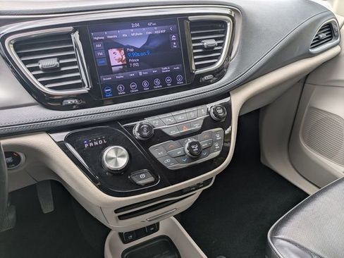 Used 2019 Chrysler Pacifica Limited w/ Advanced Safetytec Group image 11