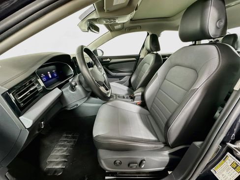 Used 2025 Volkswagen Jetta SE FWD image 13