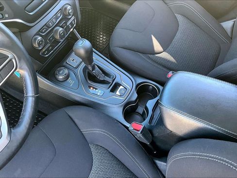 Used 2019 Jeep Cherokee Latitude w/ Cold Weather Group image 15