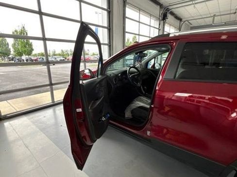 Used 2022 Chevrolet Trax LT w/ LT Convenience Package AWD/4WD image 9