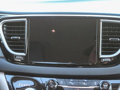 Used 2024 Chrysler Pacifica Touring-L image 18