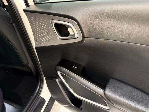 Used 2023 Kia Soul LX w/ LX Technology Package image 22